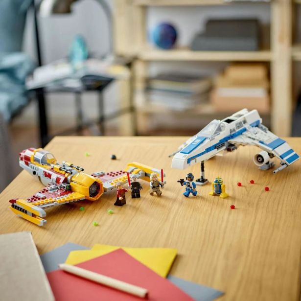 KOCKE LEGO NOVOREPUBLIŠKI E-WING' HATIJINEMU STARFIGHTERJU'